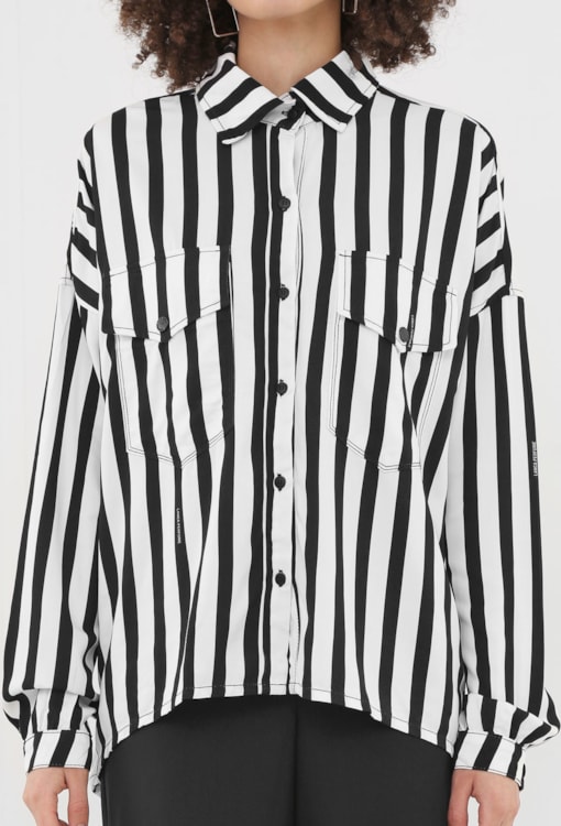 Camisa às riscas com bolsos