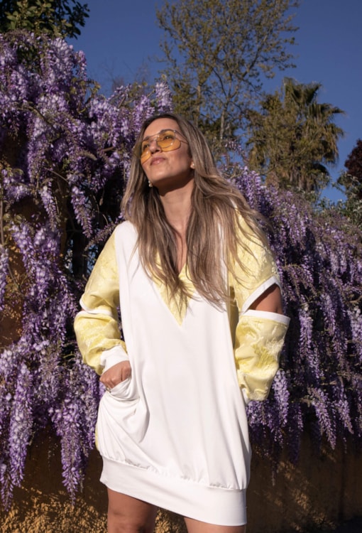 Vestido mix de tecidos e capuz