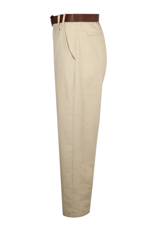 Calças com pregas e cinto