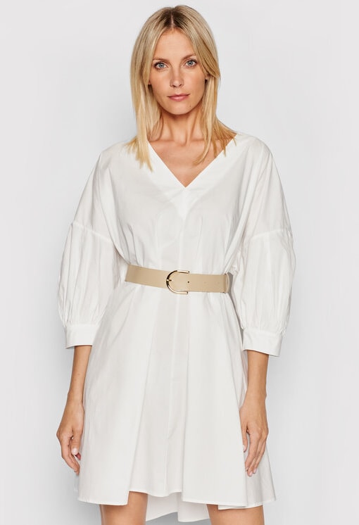 Vestido com decote em V e cinto