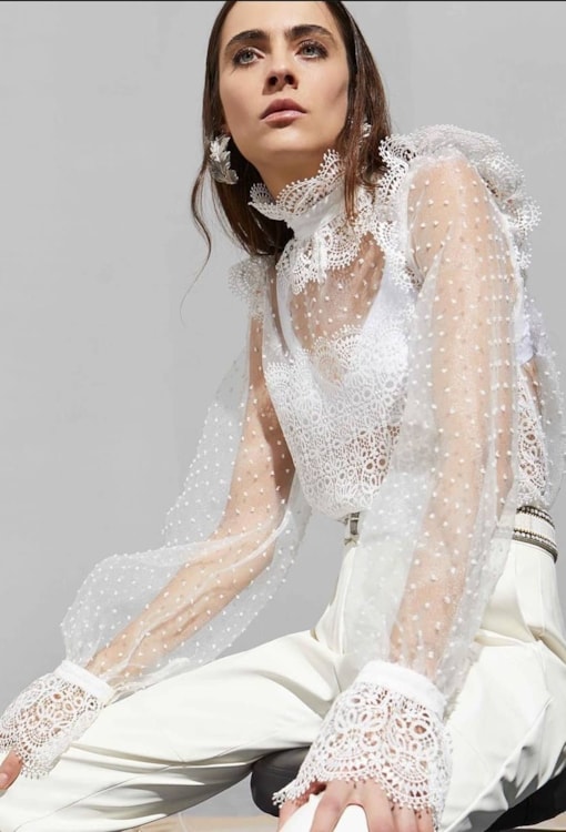 Camisa em renda com transparência