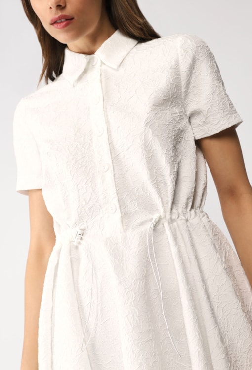 Vestido curto com colarinho