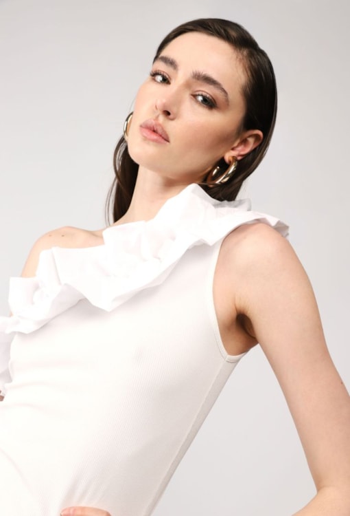 Vestido curto de um só ombro com franzido