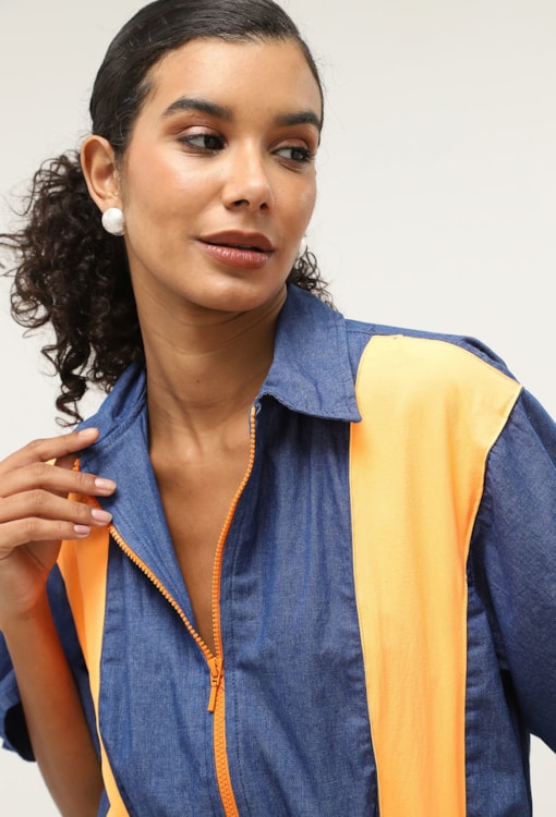 Macacão de ganga com contraste neon