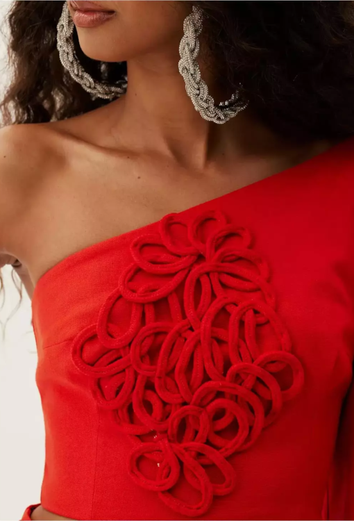 Blusa de um só ombro com bordados