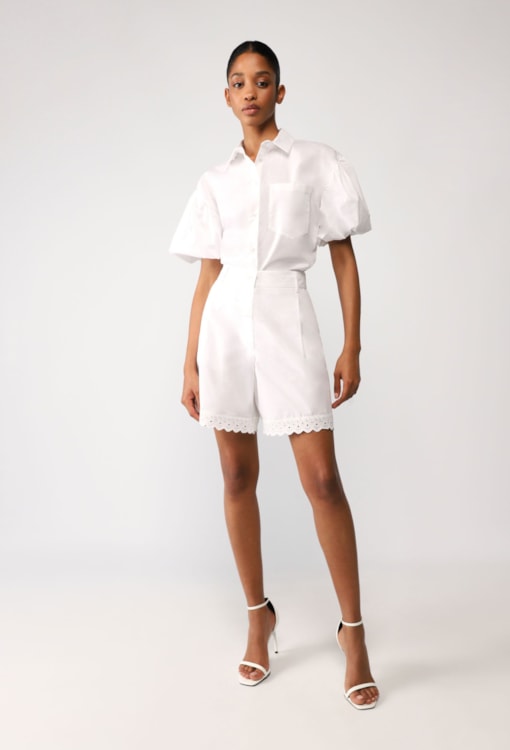 Calções bermuda com bordados