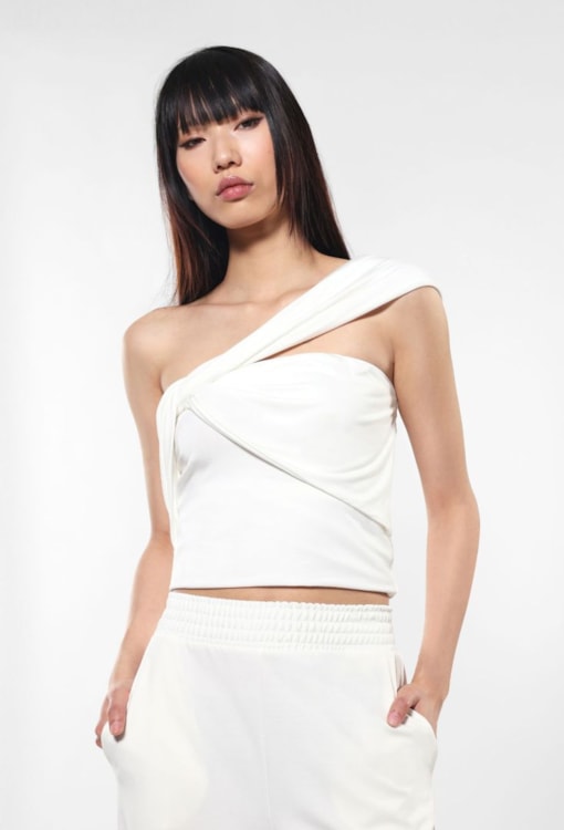 Top curto de cor sólida com detalhe de faixa de um ombro e drapeado